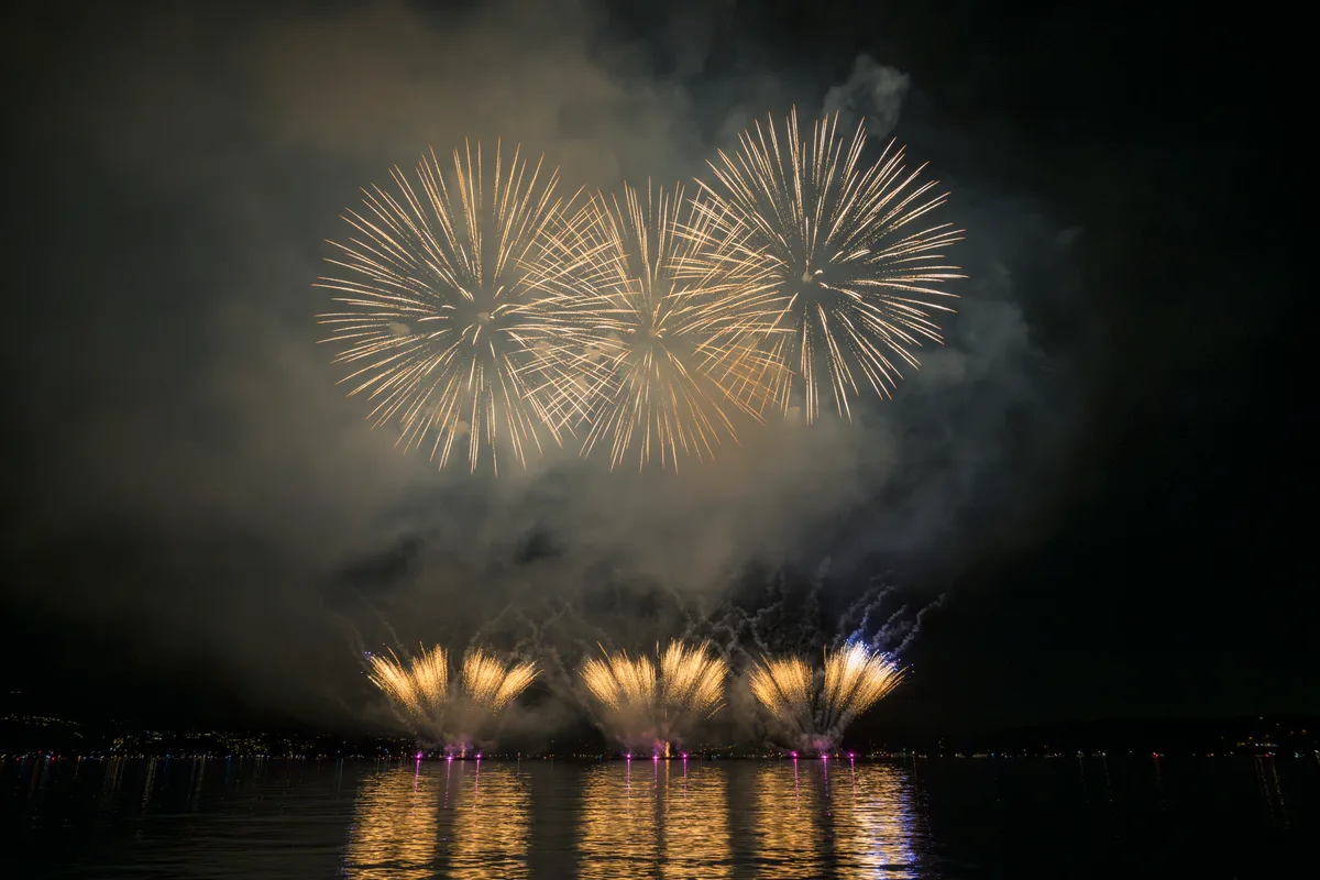 Ein Feuerwerk am Nachthimmel.